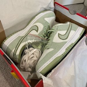 NEVER WORN Wmns Dunk Low SE 'Fleece - Honeydew'